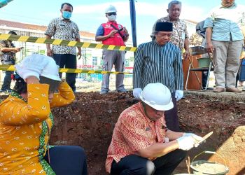 PJ. Bupati Banjarnegara Tri Harso Widirahmanto  bersama Direktur RSUD Hj. Anna Lasmanah dr. Erna  Astuty meletakan batu pertama Pembangunan Gedung Tahap I RSUD Hj Anna Lasmanah. ( Foto : Kominfo Banjarnegara)
