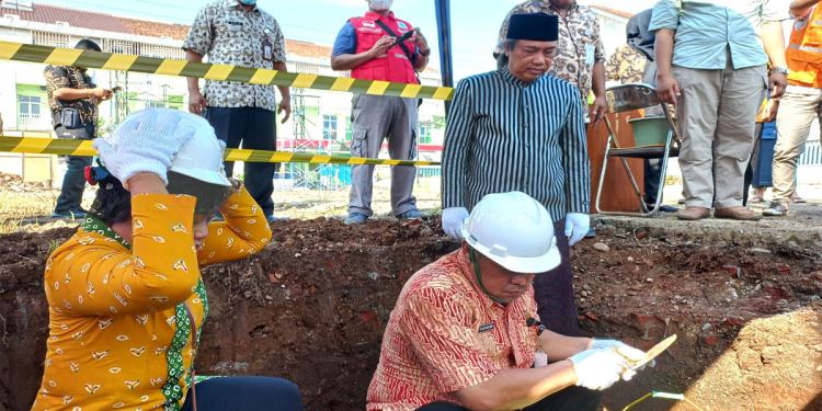 PJ. Bupati Banjarnegara Tri Harso Widirahmanto bersama Direktur RSUD Hj. Anna Lasmanah dr. Erna Astuty meletakan batu pertama Pembangunan Gedung Tahap I RSUD Hj Anna Lasmanah. ( Foto : Kominfo Banjarnegara)