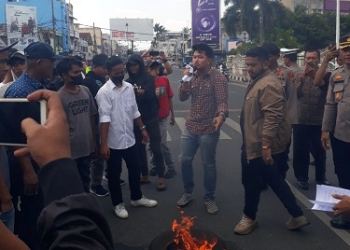 Mahasiswa melakukan aksi unjuk rasa dengan membakaar ban di tengah jalan. (Foto : Putra Bangyn).