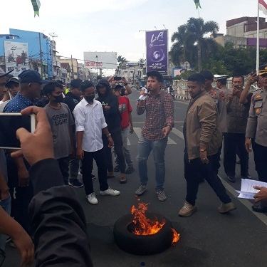 Mahasiswa melakukan aksi unjuk rasa dengan membakaar ban di tengah jalan. (Foto : Putra Bangyn).