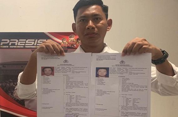 Penyidik Ditkrimsus Polda Kepri memperlihatkan dua pengusaha yang menjadi buronan. (Foto : Dokumentasi).
