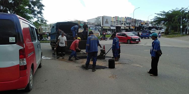 petugas BP Batam melakukan perbaikan. (Foto : Fuat Darminto).