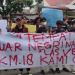 Warga demo lokasi KM 18 Kecamatan Binjai Timur Kota Binjai. (Foto : Putra Bangun).