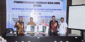 Bupati Bengkalis Kasmarni Tandatangani Kerjasama Dengan Kepala BKSDA Riau. ( Foto : Diskominfotik)