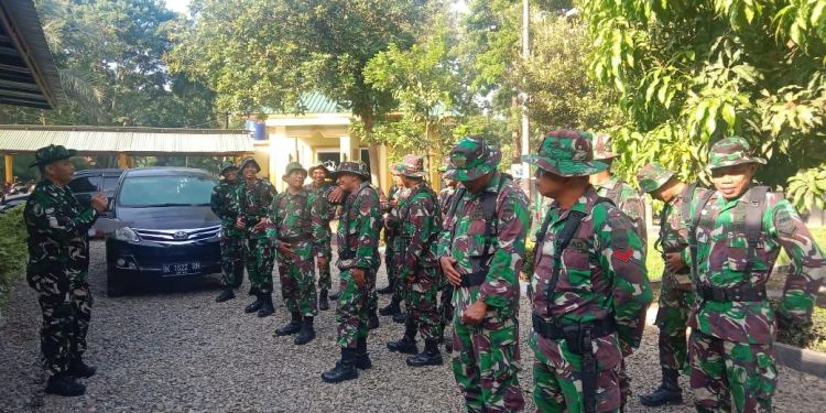 Personil Koramil 10/ Padang Tualang, melaksanakan kegiatan latihan. (Foto : Silaban).