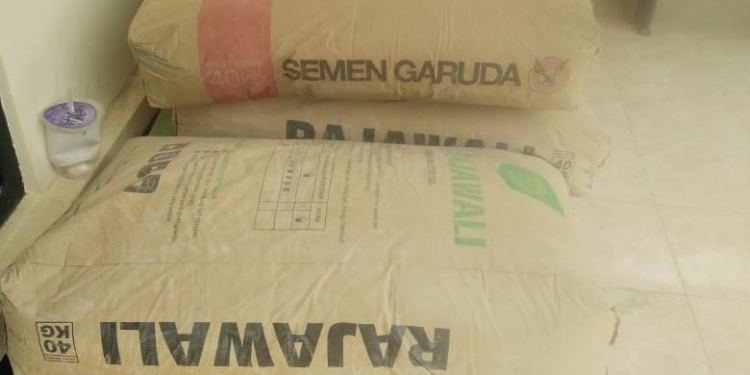Bahan matrial yang dipergunakan berupa semen yang digunakan membangun drainase. (Foto : Mman). drainase