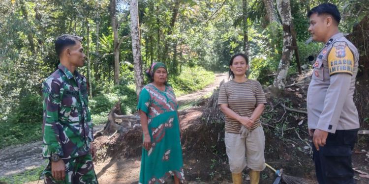 Bhabinkamtibmas Polsek VII Koto Sungai Sarik Dan Babinsa. (Foto : Agustin).