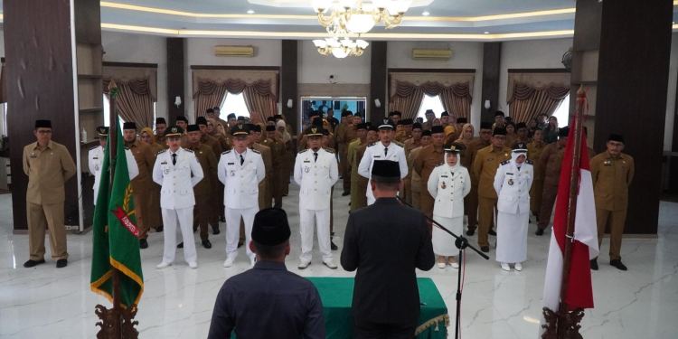 Sekdakab Langkat H Amril, S.Sos,MAP mengambil sumpah /janji.(Foto : Diskominfo)