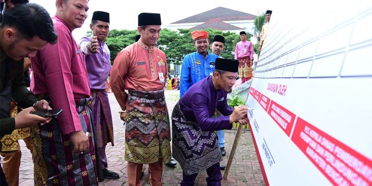 Ratusan instansi pendidikan di Kabupaten Bengkalis kompak melakukan deklarasi sekolah ramah anak. ( Foto : Diskominfotik )