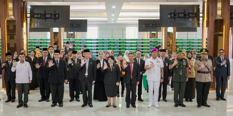 Kepala Badan Kependudukan dan Keluarga Berencana Nasional (BKKBN) Provinsi Kalimantan Barat Pintauli Romangasi Siregar di kukuhkan Gubernur Kalbar. ( Foto : Diskominfo Kalbar)