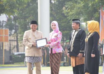 Plh Gubernur Jawa Barat Uu Ruzhanul saat memimpin Upacara Hari Pendidikan Nasional 2023 Tingkat Provinsi Jabar di Lapangan Gasibu, Kota Bandung ( Foto : Humas Jabar)