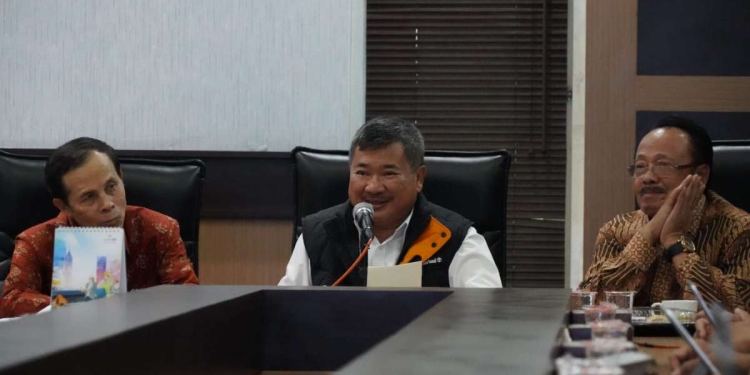 Bupati Garut Rudy Gunawan menerima kunjungan kerja dari Ketua Forum Kordinasi Desain Penataan Daerah (FORKODETADA) Jawa Barat dan Forum Pengkajian Pengembangan Garut Selatan (FPPGS) di Pendopo Garut. ( Foto : Humas Garut )