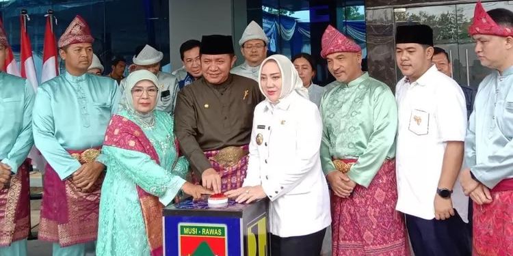Herman Deru dan Bupati Resmikan RSUD Pangeran Muhammad Amin Musi Rawas. ( Foto : Diskominfo Sumsel)
