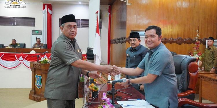 DPRD Tanjabbar Gelar Paripurna Kedua, Mendengarkan Pandangan Umum Fraksi-Fraksi. ( Foto : Katimun)