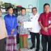 Jefridin Serahkan Bantuan Biaya Berobat Untuk Muslim. ( Foto : Media Center Batam )