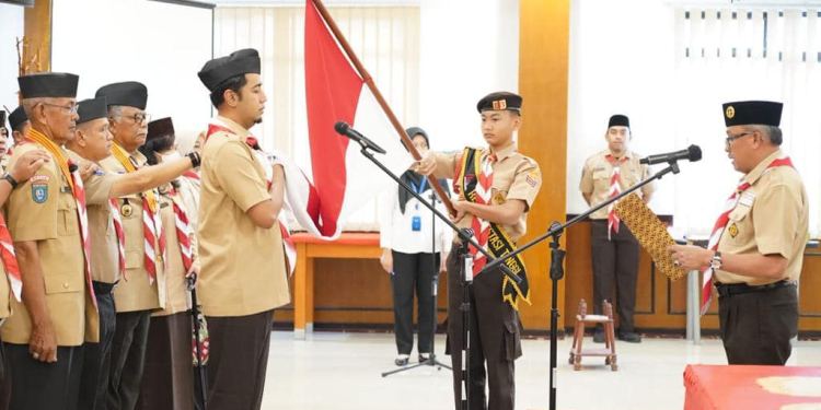 Jefrifin, M.Pd. Sekretaris Daerah Kota Batam selaku Ketua Kwartir Cabang Gerakan Pramuka Kota Batam melantik Majelis Pembimbing Rintisan Satuan Karya Pramuka Pengawasan Obat dan Makanan (SAKA POM) Kwartir Cabang Gerakan Pramuka Kota Batam. ( Foto : Media Center)