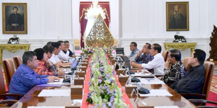 Presiden Joko Widodo memimpin rapat bersama sejumlah jajarannya di Istana Merdeka, Jakarta, pada Rabu, 3 Mei 2023. (Foto: BPMI Setpres)