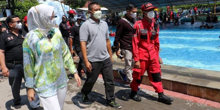 Bupati Purwakarta Anne Ratna Mustika saat mengunjungi salah satu objek wisata. ( Foto : Tim Purwakarta Talk)