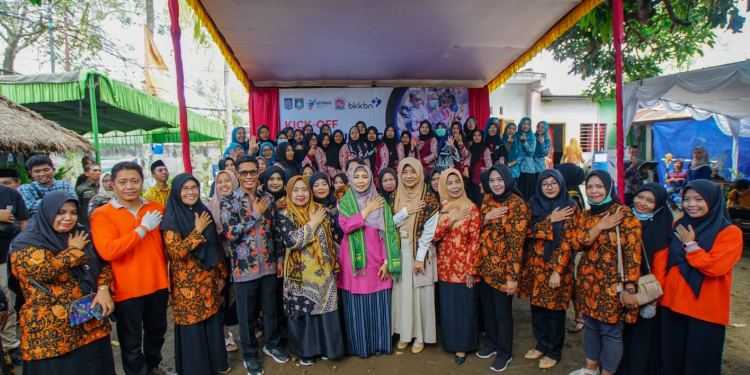 Wakil Gubernur NTB Umi Rohmi Bersama Anggota Posyandu. (  Foto : Diskominfotikntb)