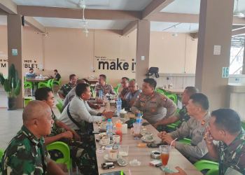 Mempererat silaturahmi dan sinergitas, Polsek Meral Karimun Gelar Coffee Morning bersama Personel Koramil 04 Tebing Karimun, bertempat di Daily Coffe Kel. Pamak Kec. Tebing Karimun. (Foto : Tribratanews.kepri.polri.go.id Karimun)