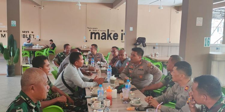 Mempererat silaturahmi dan sinergitas, Polsek Meral Karimun Gelar Coffee Morning bersama Personel Koramil 04 Tebing Karimun, bertempat di Daily Coffe Kel. Pamak Kec. Tebing Karimun. (Foto : Tribratanews.kepri.polri.go.id Karimun)