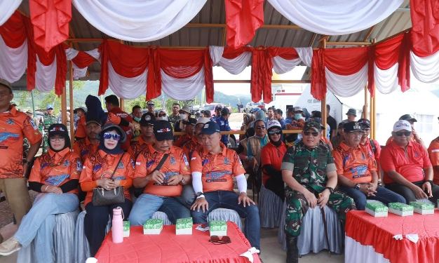 Sekretaris Daerah Provinsi Sulteng Novalina menghadiri sekaligus membuka secara resmi Kejuaraan Paralayang Internasional Parigi Moutong Accuracy Indonesia Open Cat 2. Bertempat, di Pantai Lolaro, Kecamatan Tinombo, Kabupaten Parigi Moutong. ( Foto : Humas Pemprov. Sulteng)