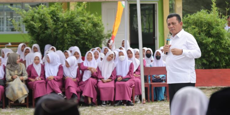Gubernur Kepulauan Riau H. Ansar melakukan kunjungan kerja ke Jemaja, Anambas. (Foto : Diskominfo).