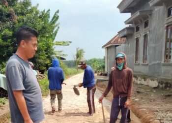 Pemdes Banjar Negeri  Membuka Badan Jalan dan Onderlah. (Foto : M.Saleh).