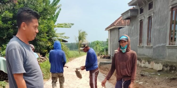 Pemdes Banjar Negeri Membuka Badan Jalan dan Onderlah. (Foto : M.Saleh).