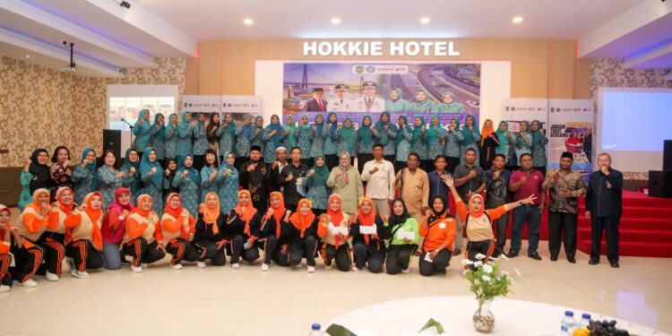 Wakil Gubernur Kepri Hj Marlin Agustina Rudi foto bersama. (Foto : Dokumentasi).