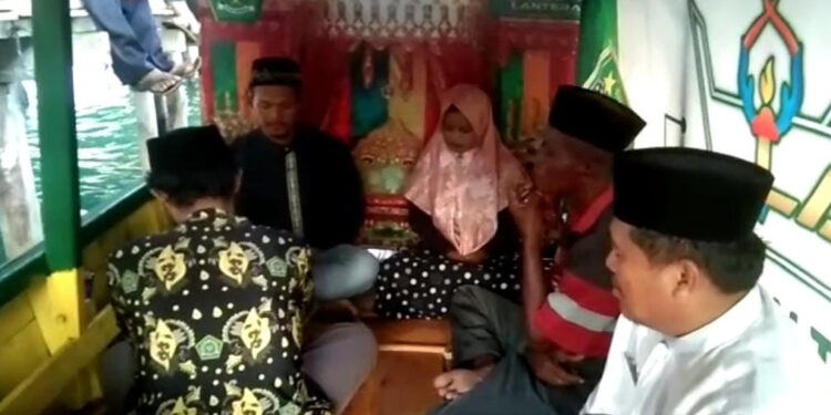 Hamdani dan Siti, sepasang anak suku laut yang menikah di atas Perahu LANTERA Kankemenag Kabupaten Lingga.