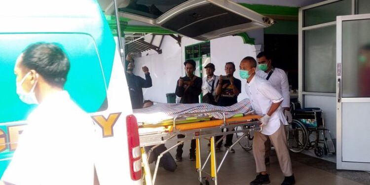 Jenazah AJH dimasukkan ke mobil ambulans untuk dikirim ke RSUD Srengat.