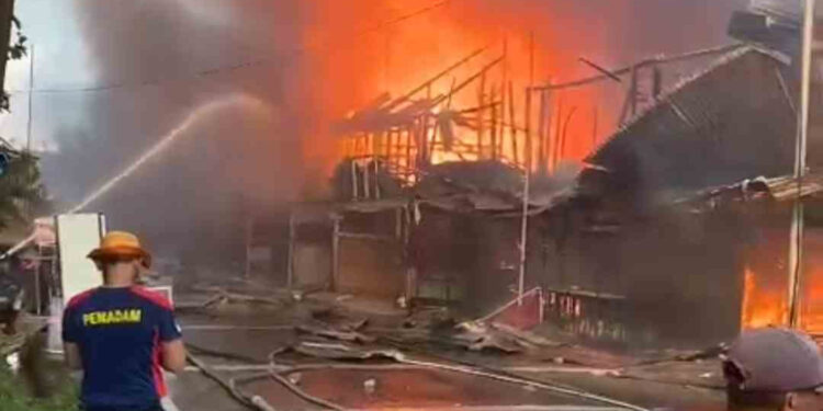 Kobaran api tengah melalap sejumlah ruko di Sungai Apik, Siak. (Foto : Darwis).