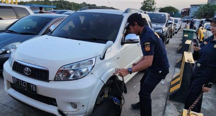 Petugas Bea Cukai Batam bersama TNI dan Polri memeriksa muatan kendaraan dan barang bawakan penumpang yang hendak menyeberang di pelabuhan Roro Telaga Punggur Batam, Snein pekan lalu.