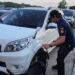 Petugas Bea Cukai Batam bersama TNI dan Polri memeriksa muatan kendaraan dan barang bawakan penumpang yang hendak menyeberang di pelabuhan Roro Telaga Punggur Batam, Snein pekan lalu.