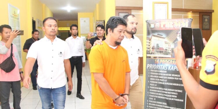Pelaku yang berhasil diamankan dalam kasus ini berinisial GV (56 tahun). GV adalah suami dari pemilik penitipan anak dan bekerja sebagai security serta pengurus masjid.