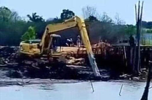 Proyek pembangunan pelantar sedang mengeruk di kampung tua dapur 12 Batam