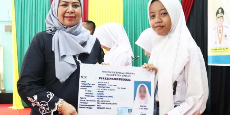 Penyerahan E-KTP kepada Siswi di SMA Negeri 1 Toapaya, Bintan.