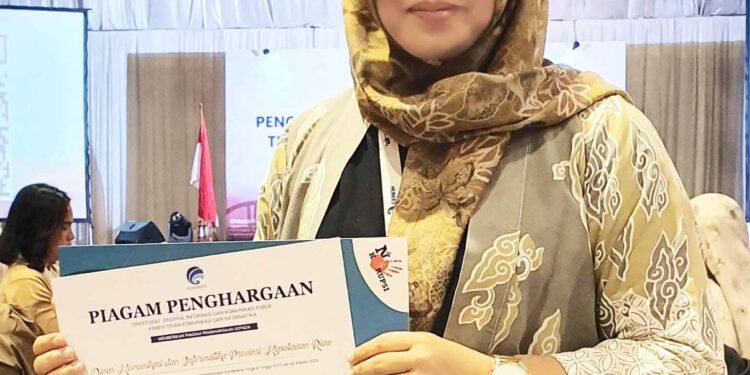 Kepala Subkoor Pengelolaan Media Komunikasi Publik, Suryani, saat menerima penghargaan pada saat penyelenggaraan Konferensi Tingkat Tinggi (KTT) Ke-42 ASEAN Tahun 2023.