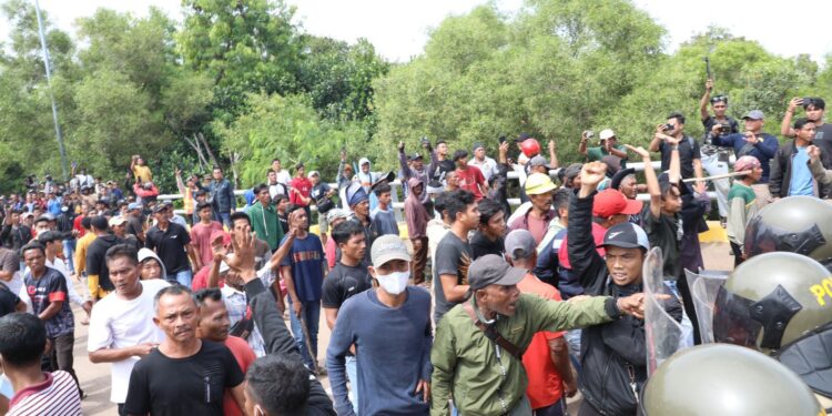 Benterok masyarkat dengan aparat kepolisian di Rempang. (Foto : Humas BP).