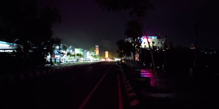 Kondisi jalan Putri Malu depan Hotel 01 Bbatam Centre gelap gulita. (Foto : Ikhsan).