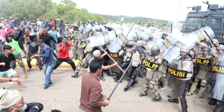 Konflik Lahan di Repang, Aparat Dan Masyarakat Bentrok. (Foto : Dokumentasi).
