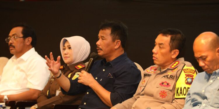 Kepala BP Batam, Muhammad Rudi, saat melakukan sosialisasi pengembangan Pulau Rempang bersama FKPD dan tokoh masyarakat. (Foto : Humas).