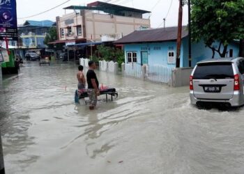 Salah satu jalan Pelipit di Karimun yang di tutup warga karena banjir setinggi. (Foto/Dokumentasi)