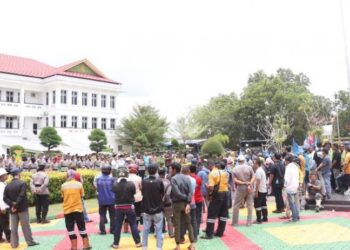 Ratusan karyawan PT Karimun Granite melakukan aksi unjuk rasa di depan Kantor Bupati Karimun. Senin (18/9/2023) (Foto/Dokumentasi)