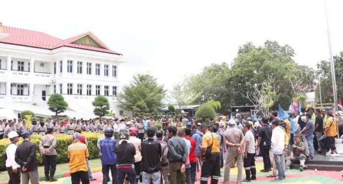 Ratusan karyawan PT Karimun Granite melakukan aksi unjuk rasa di depan Kantor Bupati Karimun. Senin (18/9/2023) (Foto/Dokumentasi)