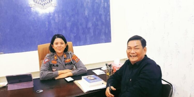 Korwil Rmnews. Sumatera Utara Supriadi MY Sabangi Kasat Lantas Polres Binjai Ita Lestari. (Foto/Supriadi MY)