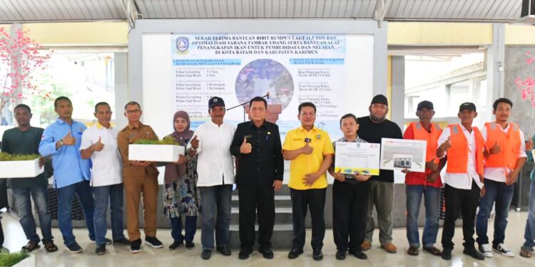 Gubernur Kepri Ansar Ahmad ketika menyerahkan bantuan hibah pada masyarakat nelayan. (Foto/Dok).