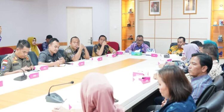 Sekretaris Daerah Kota Batam, Jefridin, M.Pd bersama stake holder terkait.. (Foto ? Dokumentasi).