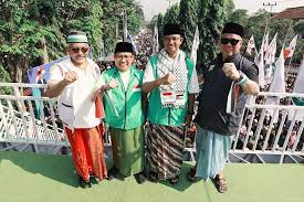 Anies Baswedan dan Muhaimin Iskandar mengikuti jalan sehat sarungan di Jalan Nusantara, Kaliwates, Jember, Jawa Timur. (Foto/Net).